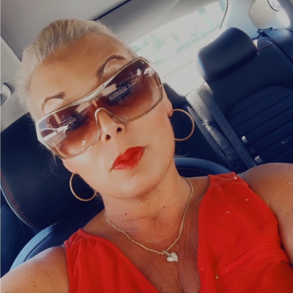 ⭐️ POSHMARK GOLD STAR AMBASSADOR II⭐️Shop with Confidence - Picture 2 of 5